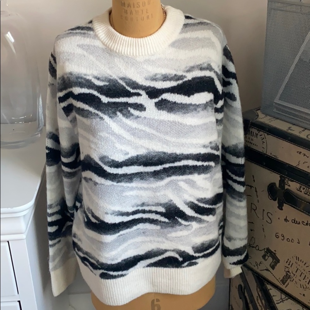 A new day sweater size M